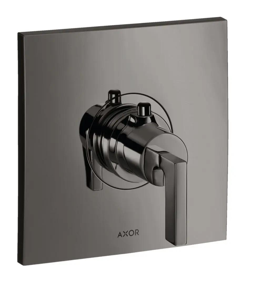 Wandmontierter Axor Wasserhahn mit quadratischem Bedienfeld und Hebelgriff in poliertem Schwarzchrom. Ideal für moderne Badezimmergestaltung.